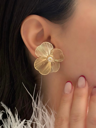 گوشواره گل طلایی با مرکز مروارید