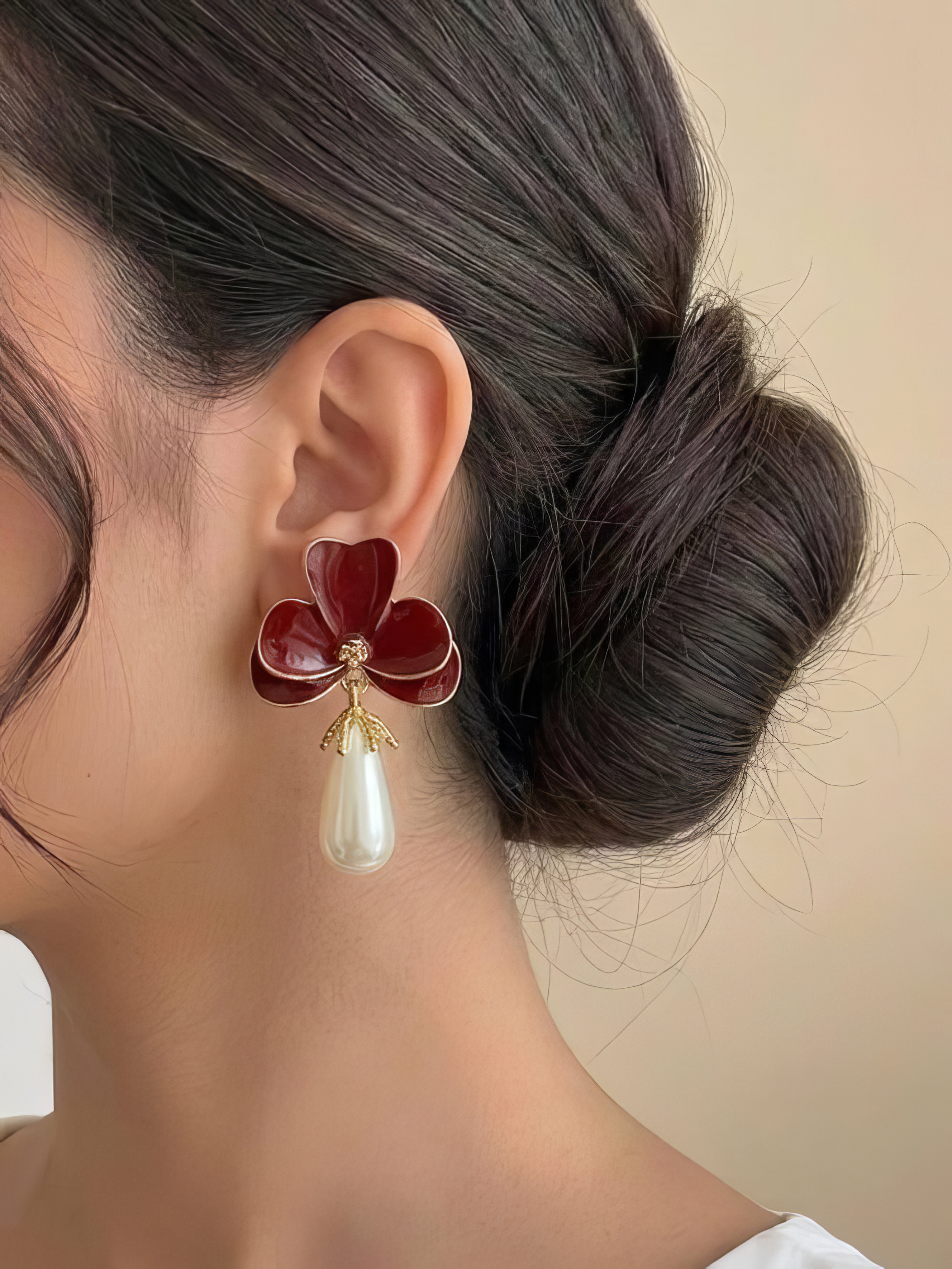 گوشواره گل زرشکی میناکاری با مروارید اشکی