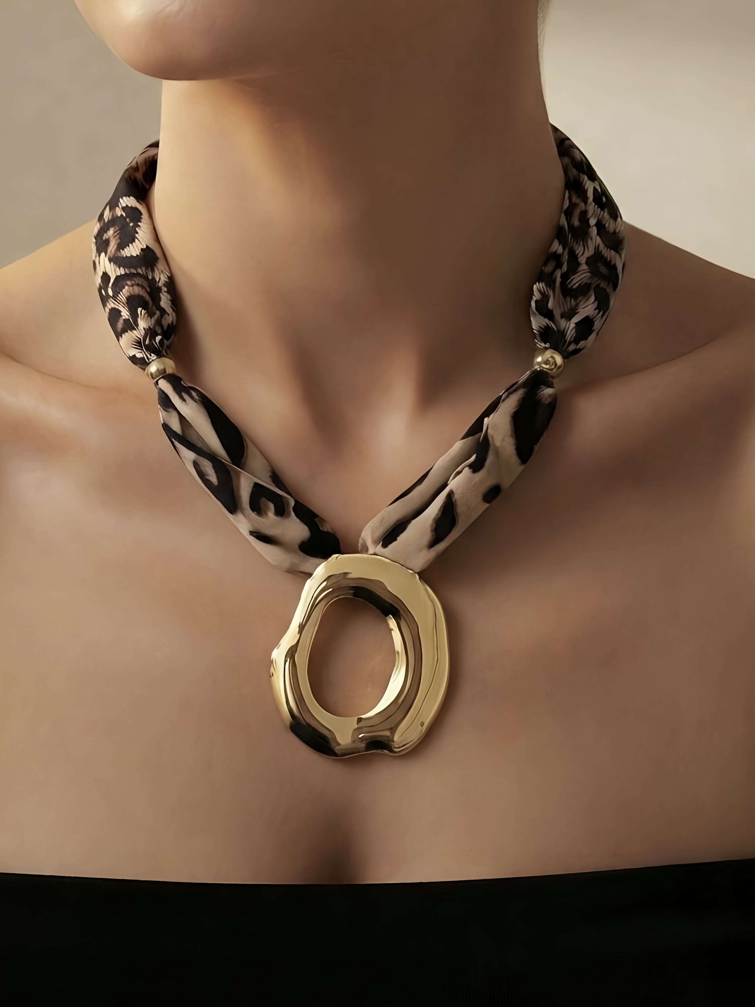 گردنبند پارچه‌ای ساتن پلنگی با آویز طلایی