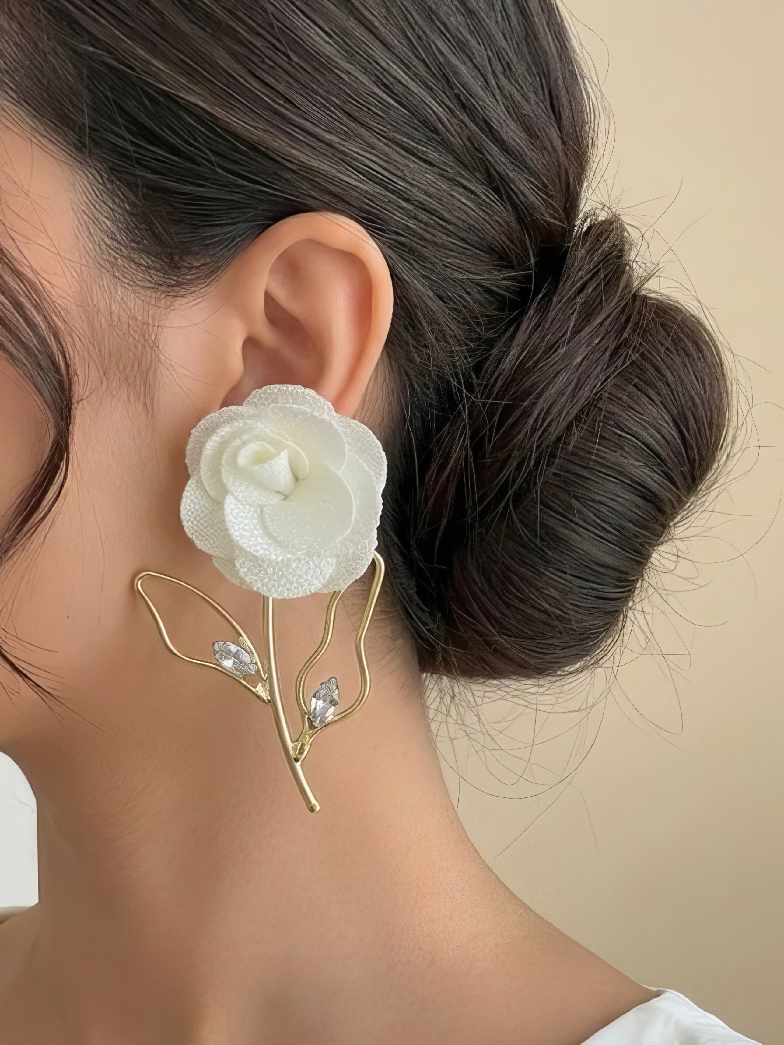 گوشواره گل رز پارچه ای با برگ نگین دار
