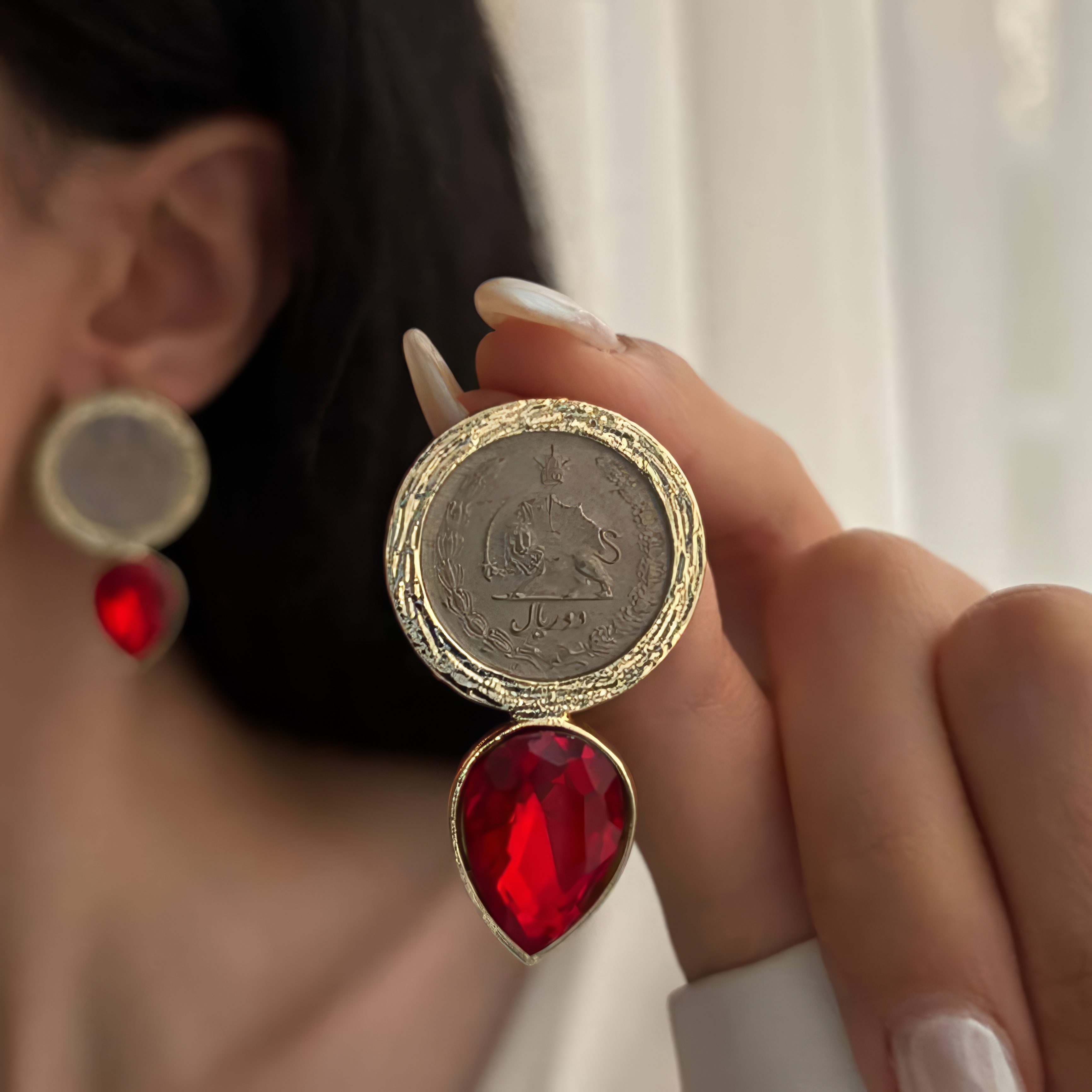 گوشواره سکه ای و نگین قرمز