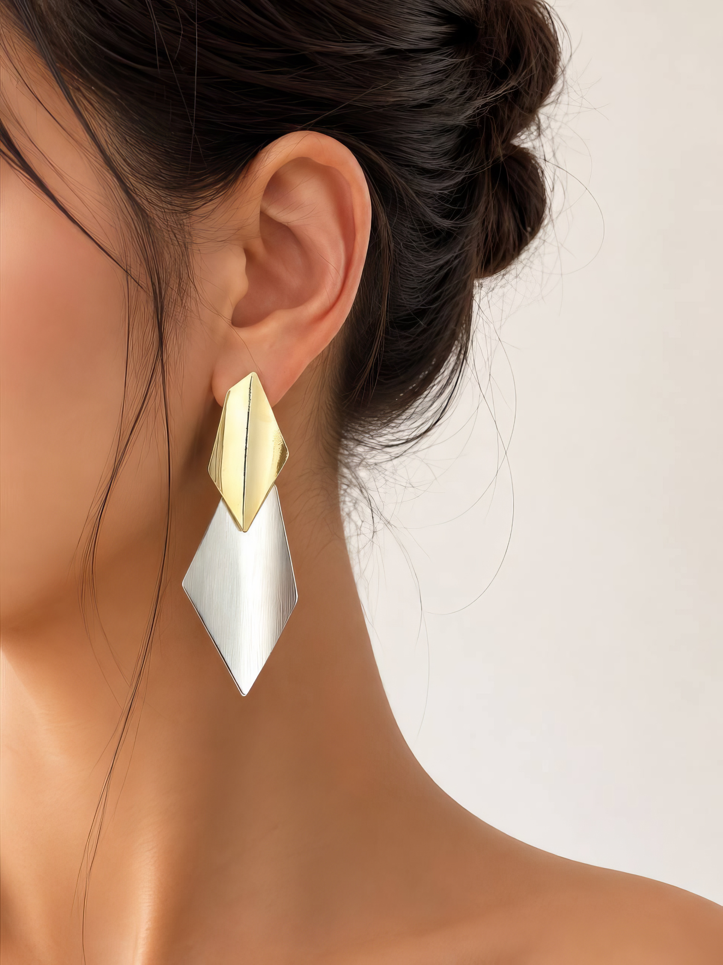 گوشواره هندسی ترکیب طلایی و نقره‌ای